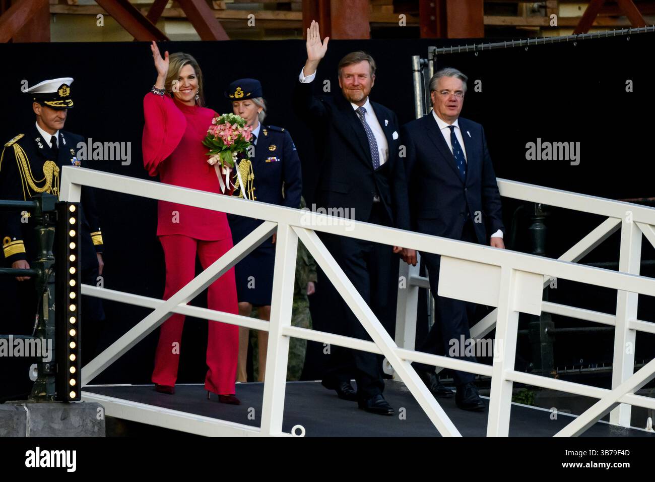 Amsterdam, Paesi Bassi, 2025-05-05 21:04:10 AMSTERDAM, 05-05-2025, De AmstelKing Willem-Alexander e Queen Maxima durante il concerto del 5 maggio in occasione della chiusura della Festa della Liberazione Nazionale. Il concerto si svolge tradizionalmente su e intorno all'Amstel di fronte al Royal Theater Carré. FOTO: NLBeeld/Patrick van Emst crediti: NL Beeld / Patrick van Emst Foto Stock