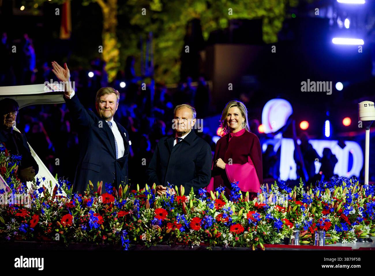 Amsterdam, Paesi Bassi, 2025-05-05 22:13:51 AMSTERDAM, 05-05-2025, De AmstelKing Willem-Alexander e Queen Maxima durante il concerto del 5 maggio in occasione della chiusura della Festa della Liberazione Nazionale. Il concerto si svolge tradizionalmente su e intorno all'Amstel di fronte al Royal Theater Carré. FOTO: NLBeeld/Patrick van Emst crediti: NL Beeld / Patrick van Emst Foto Stock