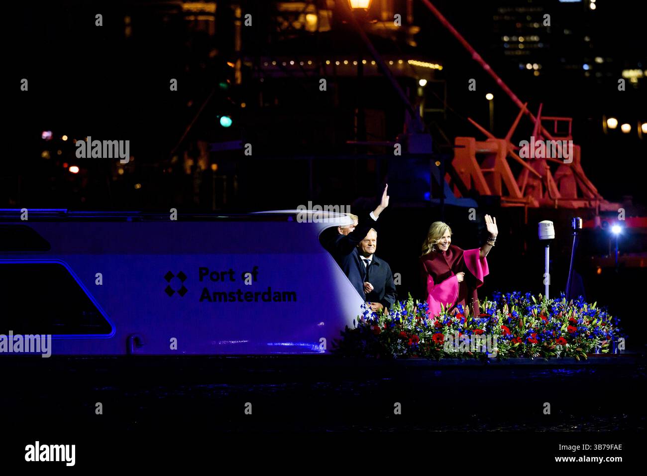 Amsterdam, Paesi Bassi, 2025-05-05 22:10:41 AMSTERDAM, 05-05-2025, De AmstelKing Willem-Alexander e Queen Maxima durante il concerto del 5 maggio in occasione della chiusura della Festa della Liberazione Nazionale. Il concerto si svolge tradizionalmente su e intorno all'Amstel di fronte al Royal Theater Carré. FOTO: NLBeeld/Patrick van Emst crediti: NL Beeld / Patrick van Emst Foto Stock