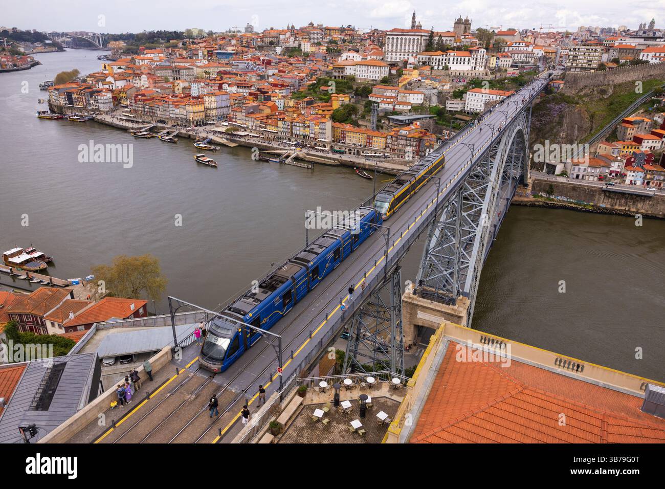 Porto, Portogallo - 02.04.2025: Metropolitana di Porto che attraversa il Ponte D Luiz i nella città di Porto in Portogallo Foto Stock