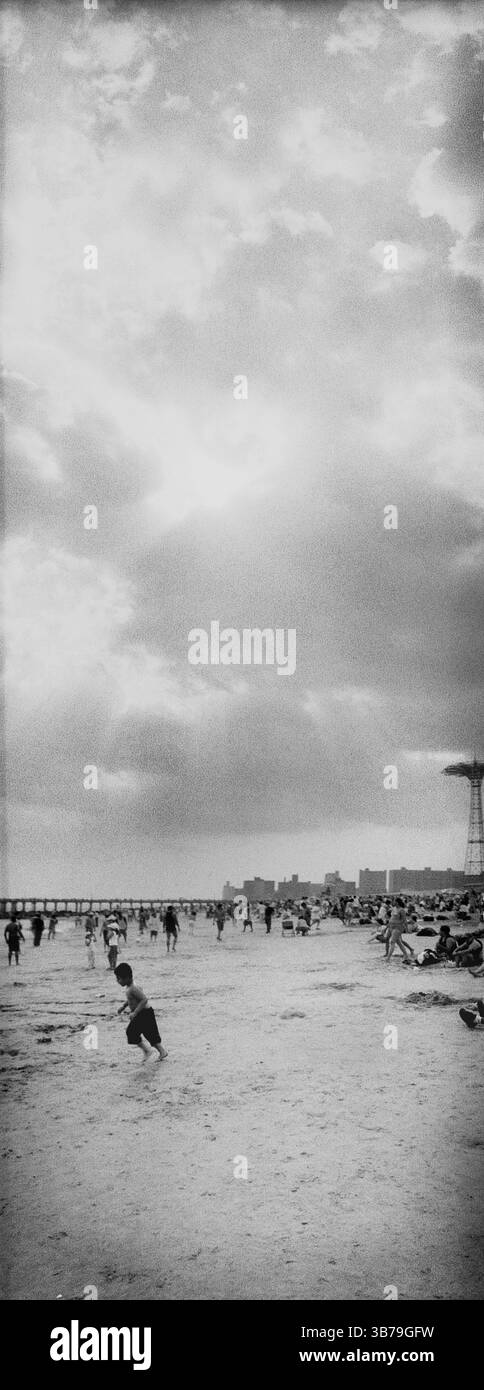 Turisti sulla spiaggia, Coney Island, Brooklyn, New York City, New York State, STATI UNITI Foto Stock
