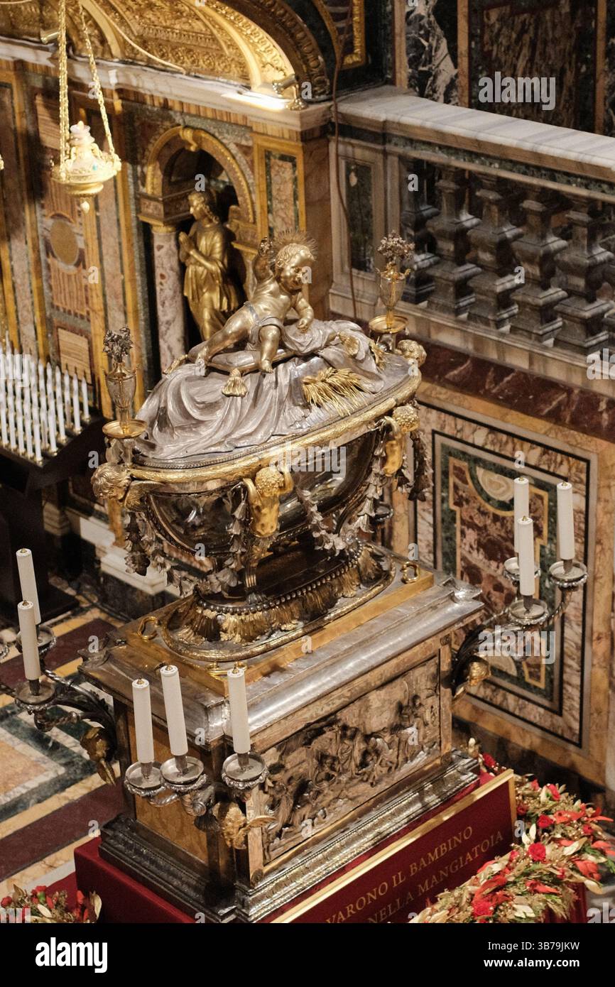 Reliquia del Sacro Presepe conosciuta anche come la mangiatoia dove Gesù fu esposto nella cripta scultorea sotto l'altare della Basilica di Santa Maria maggiore a Roma decorata con ghirlande natalizie dettagli in marmo e simbolismo religioso. Foto di alta qualità Foto Stock