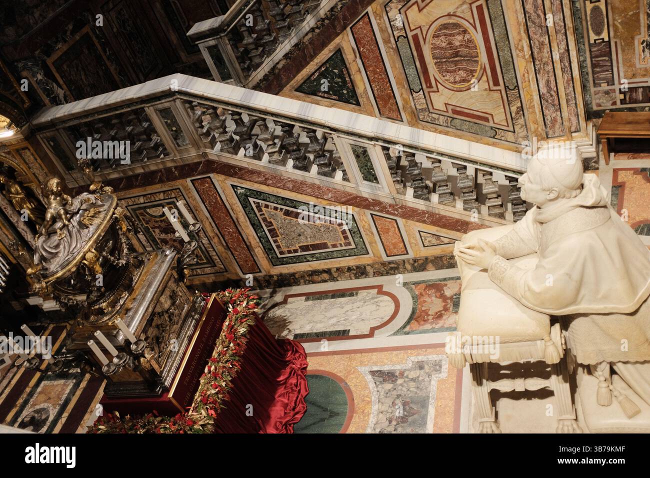 Reliquia del Sacro Presepe conosciuta anche come la mangiatoia dove Gesù fu esposto nella cripta scultorea sotto l'altare della Basilica di Santa Maria maggiore a Roma decorata con ghirlande natalizie dettagli in marmo e simbolismo religioso. Foto di alta qualità Foto Stock