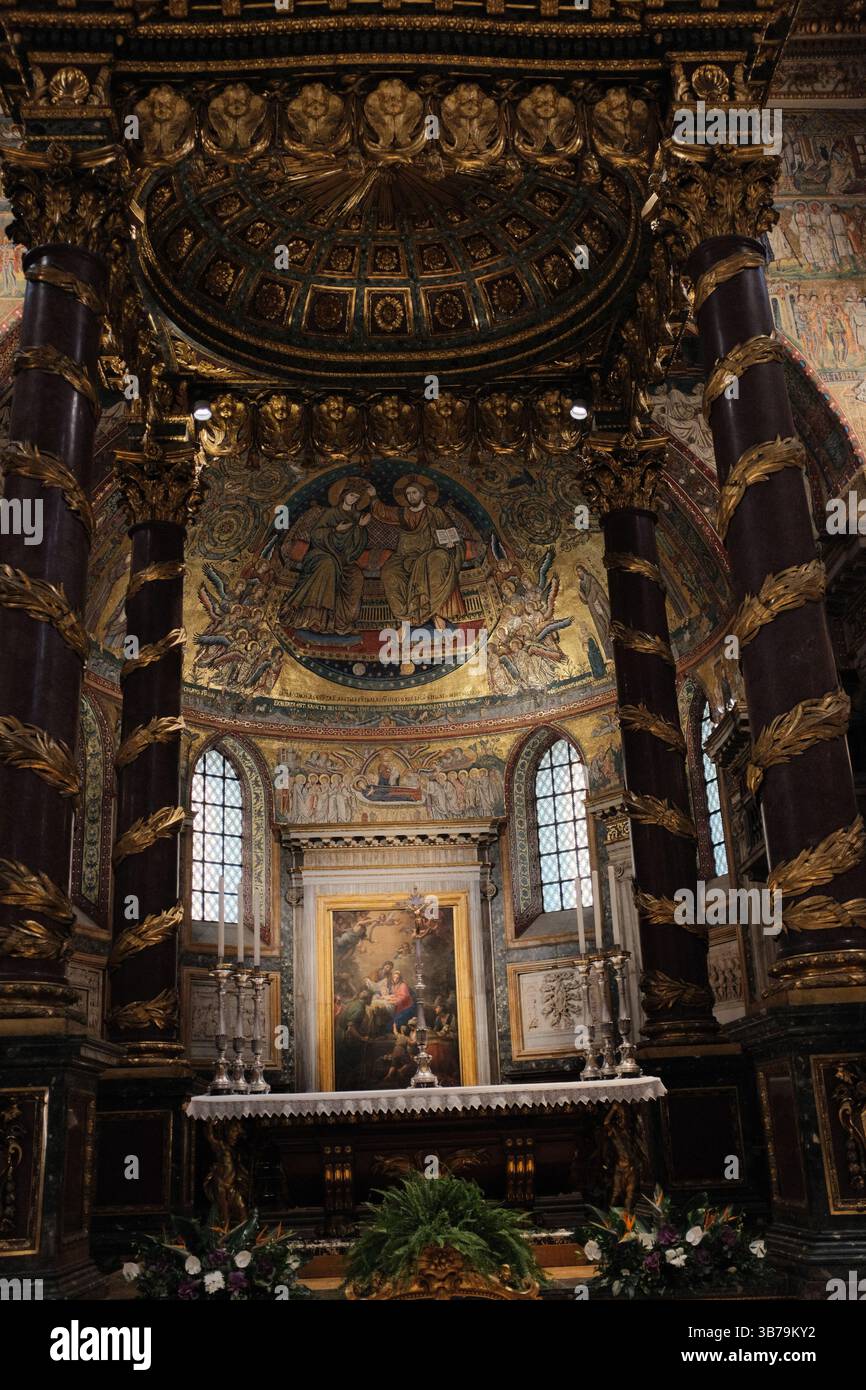 Cappella sopraelevata e tomba scultorea nella basilica di Santa Maria maggiore con ghirlande natalizie dettagliate opere d'arte murale e statue religiose sotto archi architettonici dipinti in oro. Foto di alta qualità Foto Stock