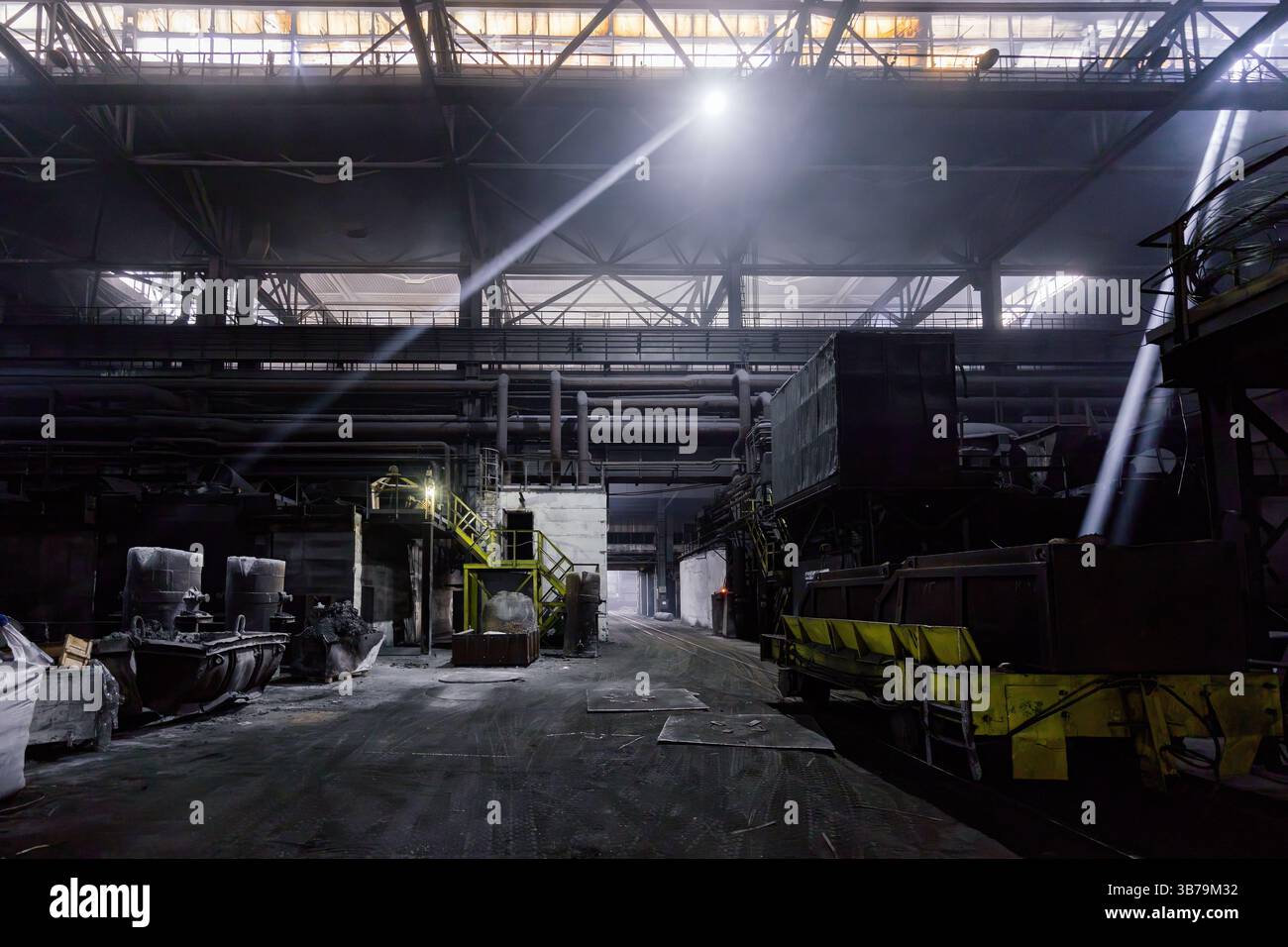 Fusione di ferro presso la fonderia dello stabilimento metallurgico. Foto Stock