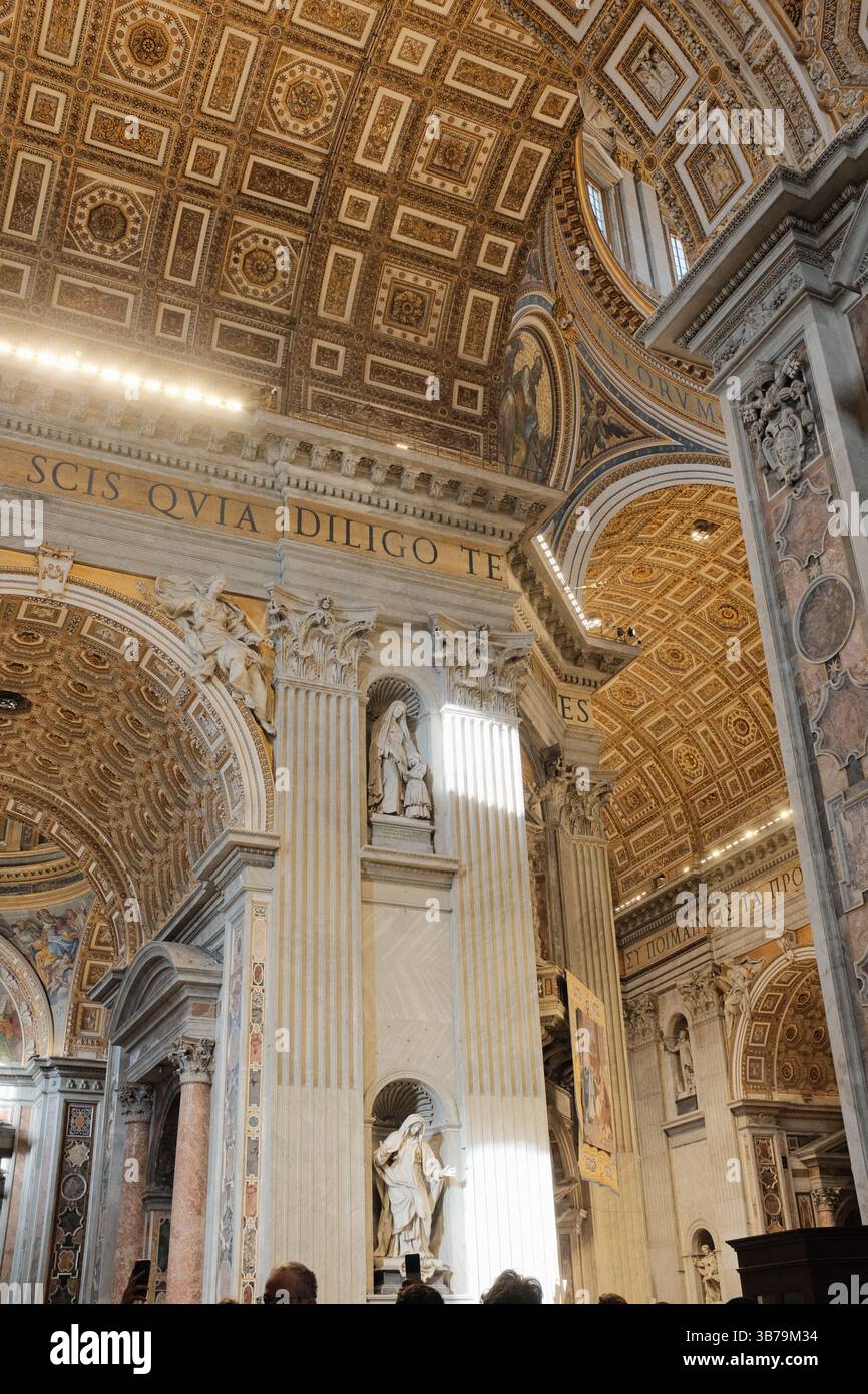 Soffitto decorativo a cassettoni dorati e colonne dettagliate con affreschi e intagli all'interno della basilica di San Pietro che mostrano l'architettura barocca cattolica nella città del Vaticano. Foto di alta qualità Foto Stock