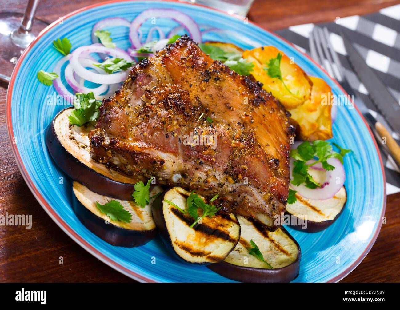carne di maiale arrosto con verdure Foto Stock