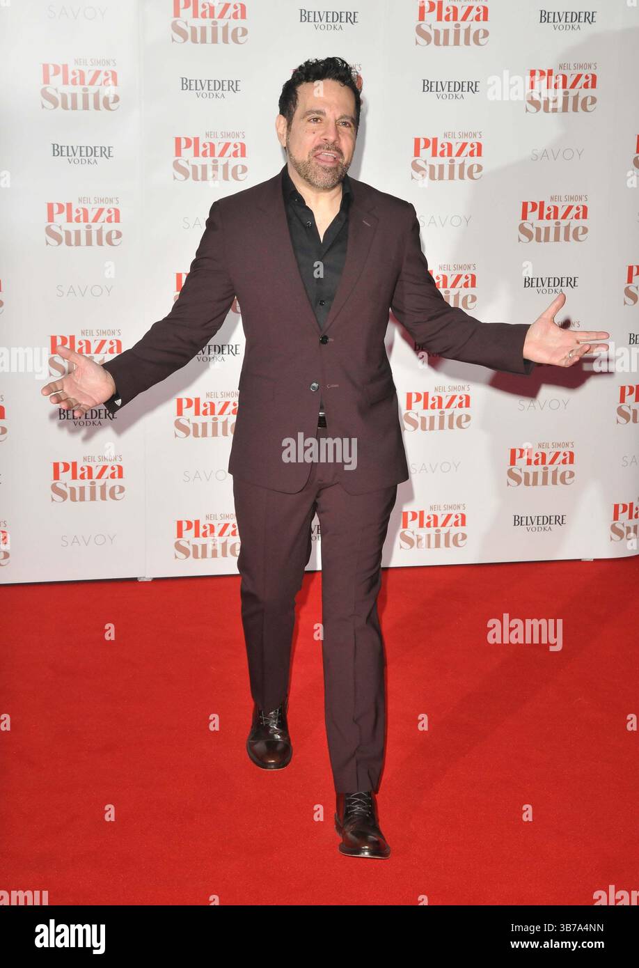 Mario Cantone alla "Plaza Suite", spettacolo di gala prformance, Savoy Theatre, The Strand, domenica 28 gennaio 2024 a Londra, Inghilterra, Regno Unito. CAP/CAN ©CAN/CA Foto Stock
