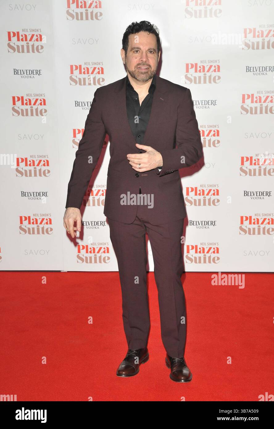 Mario Cantone alla "Plaza Suite", spettacolo di gala prformance, Savoy Theatre, The Strand, domenica 28 gennaio 2024 a Londra, Inghilterra, Regno Unito. CAP/CAN ©CAN/CA Foto Stock
