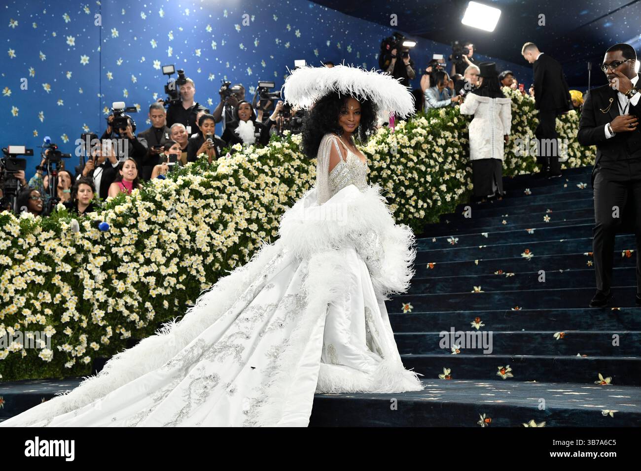 Diana Ross attends The Metropolitan Museum of Art's Costume Institute benefit gala celebrating the opening of the "Superfine: Tailoring Black Style" exhibition on Monday, May 5, 2025, in New York. (Photo by Evan Agostini/Invision/AP) Foto Stock