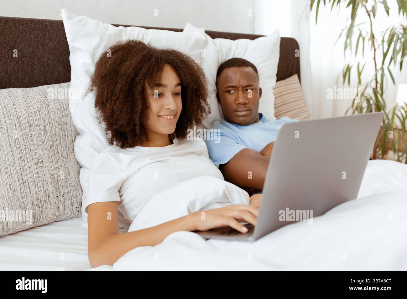 Lavoro e social media a casa di nuovo, coppia problemi di relazione Foto Stock