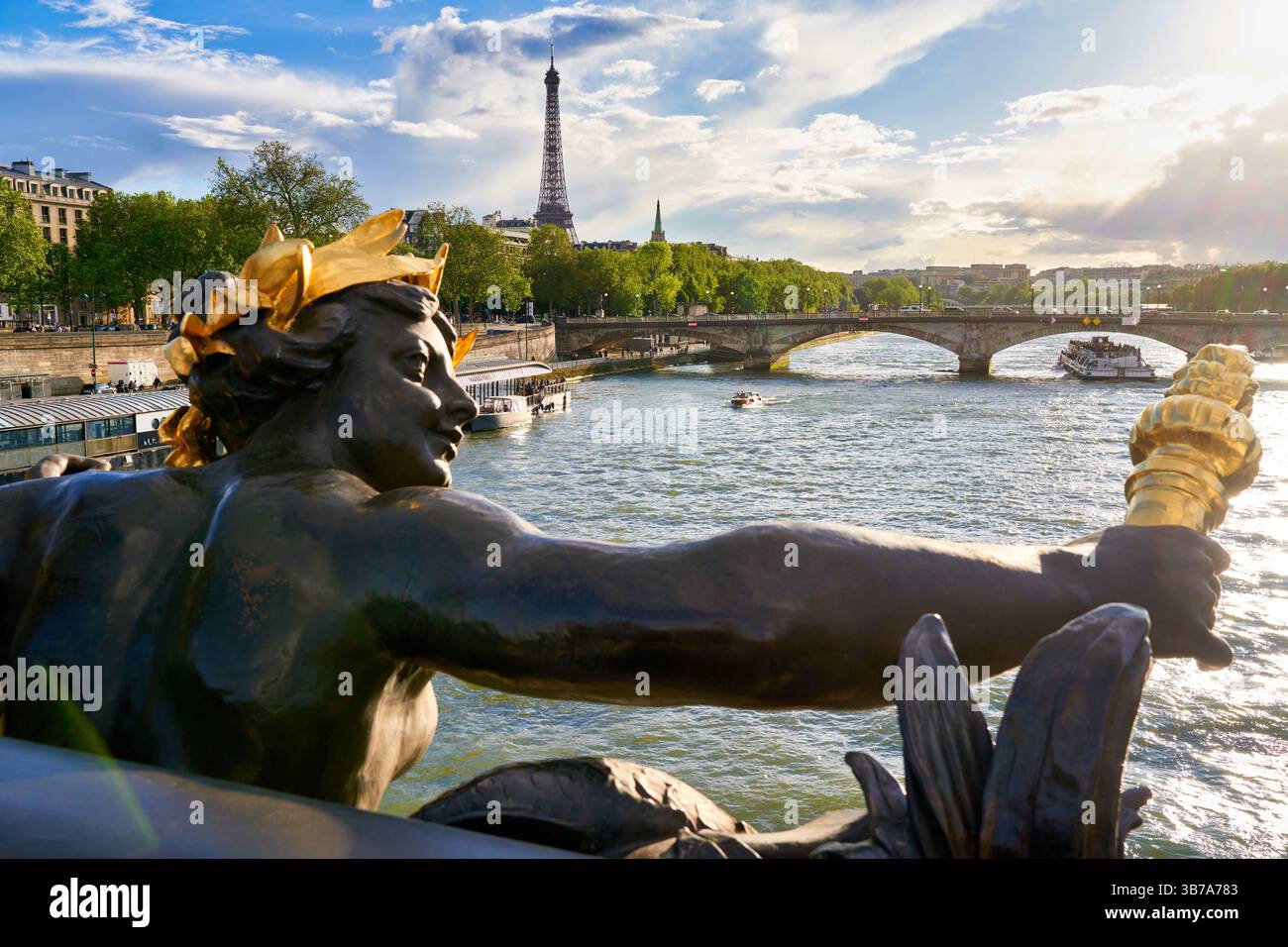 Pont Alexandre III, barca turistica, fiume Sena, Torre Eiffel, Parigi, Francia Foto Stock