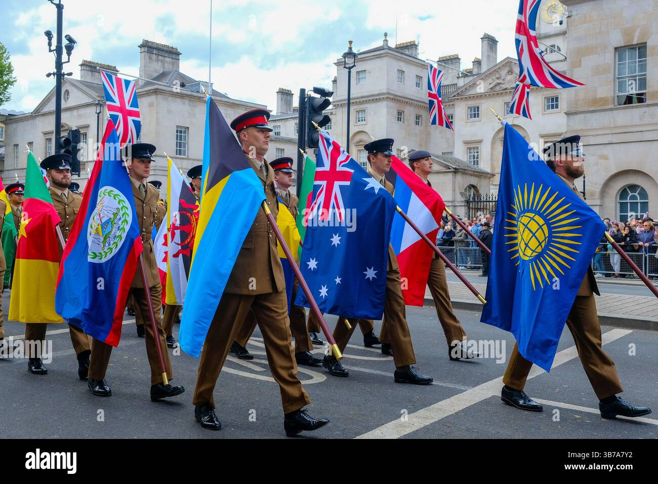 Le commemorazioni ufficiali del VE Day iniziarono con una processione militare che coinvolse 1.300 militari e cadetti da Whitehall al Mall, dove si concluse con un flypast. Foto Stock