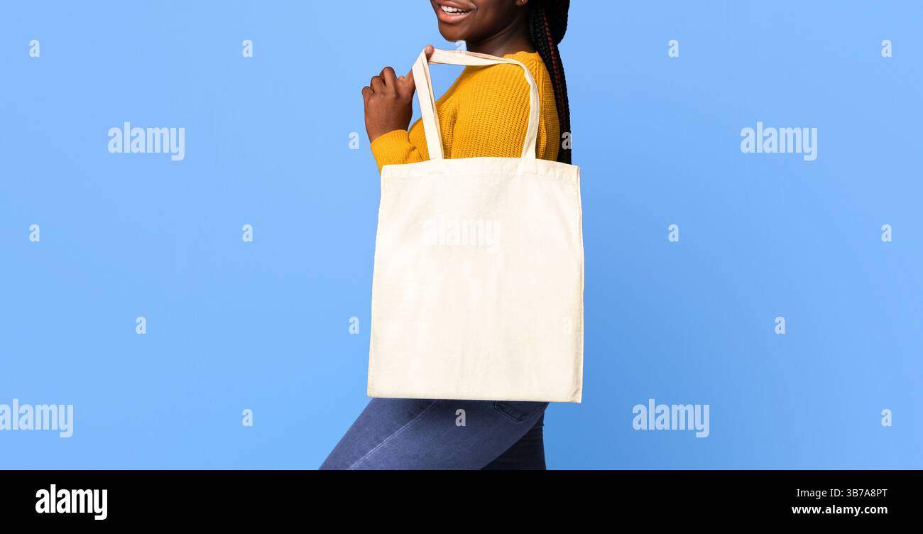 Borsa in tela ecologica vuota per un design mockup in mano donna nera Foto Stock