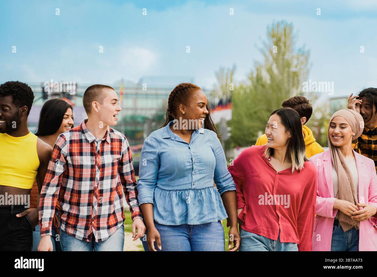 Gruppi di amici diversi che si divertono a sorridere all'aperto durante la giornata estiva. I giovani festeggiano le vacanze all'aperto Foto Stock