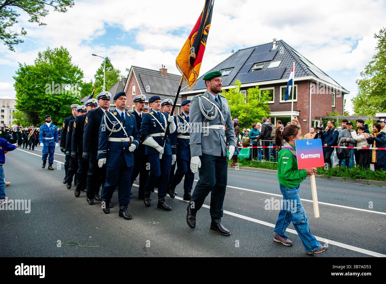 Per la prima volta, l'esercito tedesco marcia in parata. La Liberation Parade riunisce veterani e successori militari per rendere omaggio a tutti coloro che hanno dato la loro vita durante la seconda guerra mondiale e alla cooperazione militare internazionale. La città è particolarmente collegata ai giorni della memoria del 4 e 5 maggio, in quanto la capitolazione che pose fine alla seconda guerra mondiale fu firmata nella città. Oltre 2.500 partecipanti, tra cui soldati provenienti da dodici paesi, hanno reso omaggio ai veterani della seconda guerra mondiale e hanno segnato la cooperazione militare internazionale dal 1945. Foto Stock