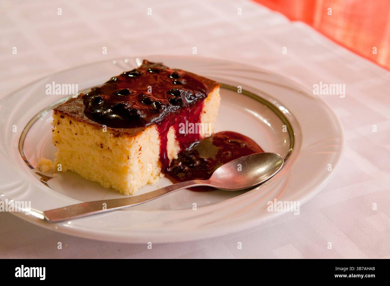 Cheesecake con marmellata di mirtilli Foto Stock