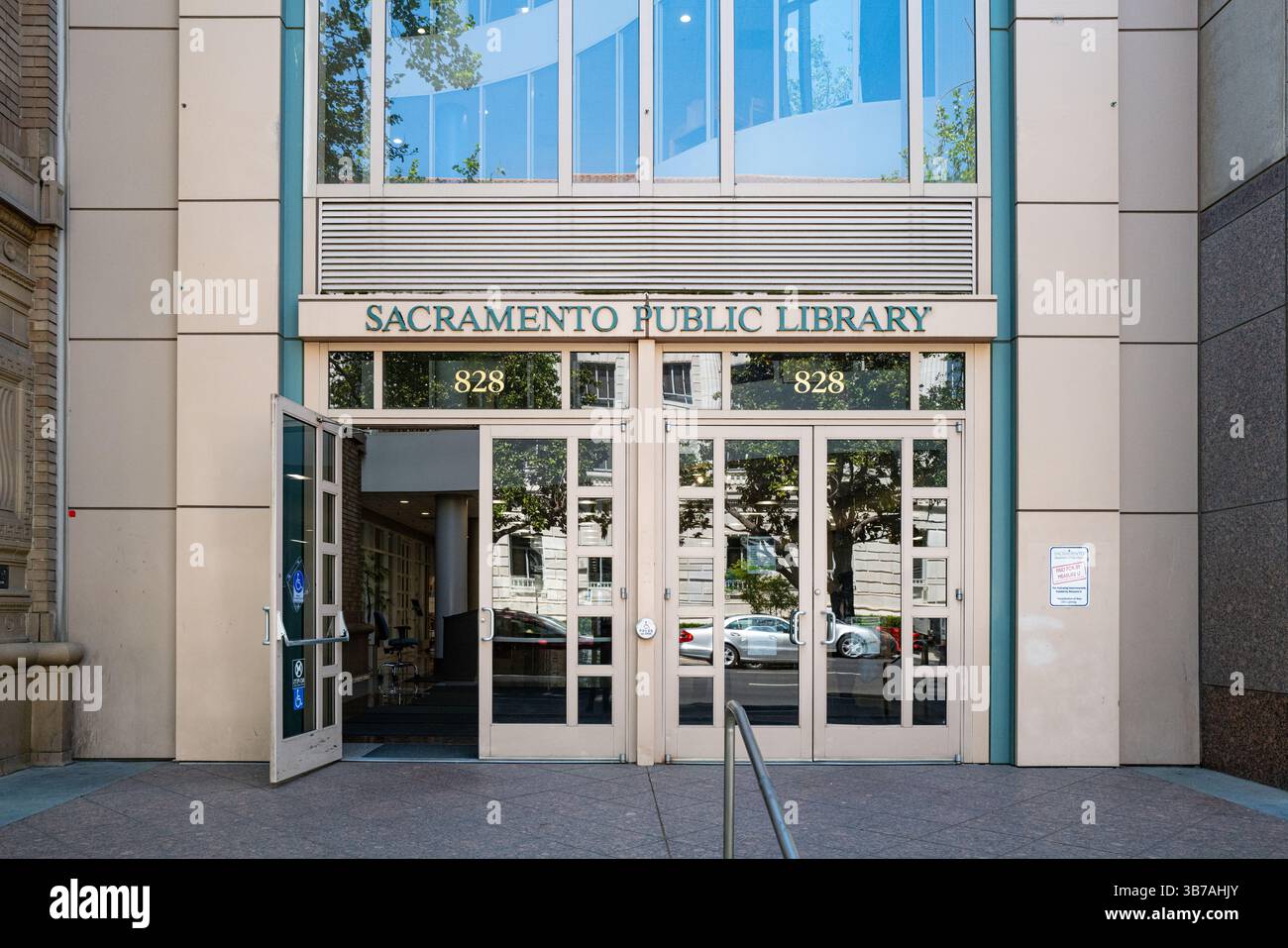 Ingresso anteriore della filiale della biblioteca centrale in centro. Foto Stock