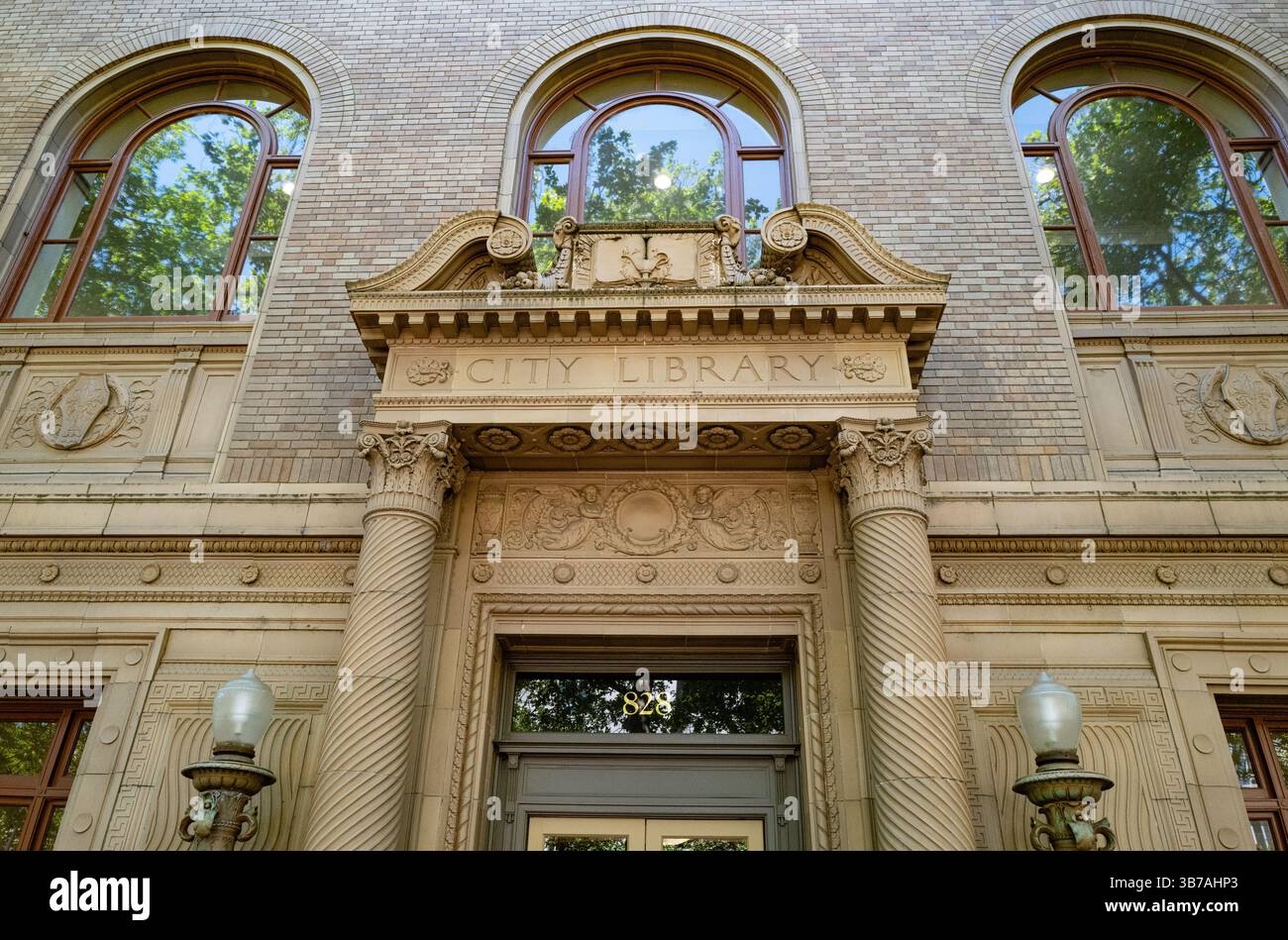 Esterno neoclassico della biblioteca originale della città, situato accanto alla sede centrale della città. L'amministrazione Trump ha tagliato i fondi delle biblioteche. Foto Stock