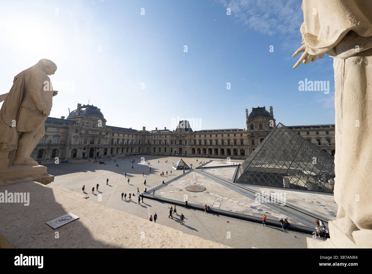 L'esterno del Museo del Louvre di Parigi presenta la piramide di vetro e la facciata del Palazzo Foto Stock