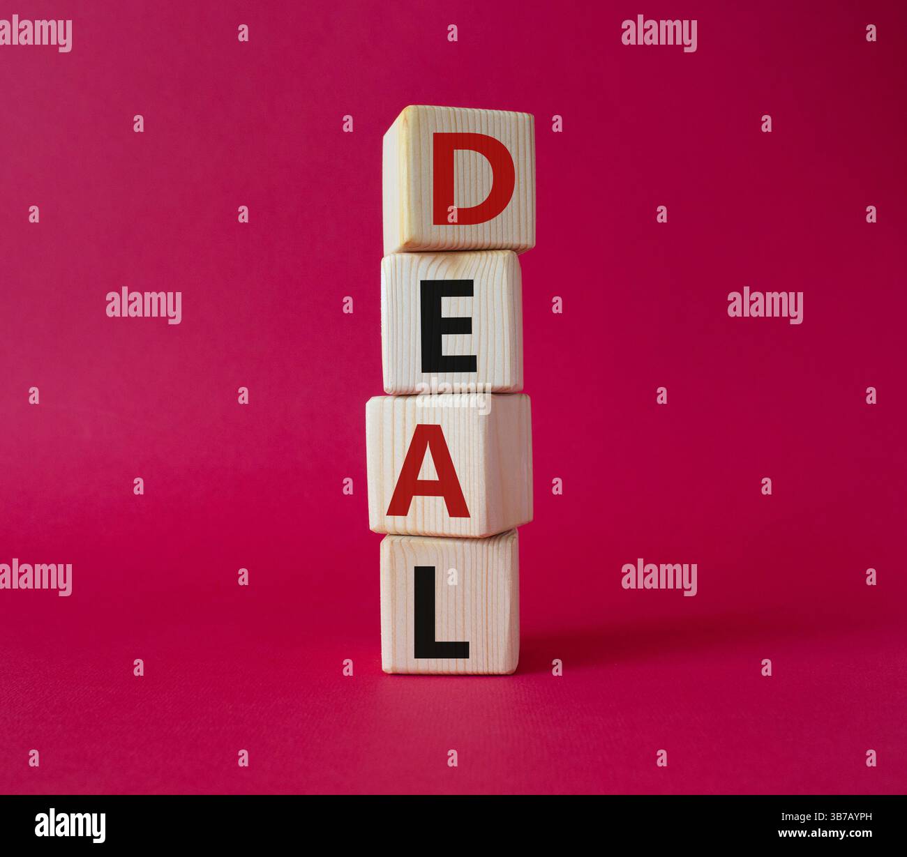 Simbolo dell'accordo. Concept Word deal su cubi di legno. Bellissimo sfondo rosso. Concetto di affari e affari. Copia spazio. Foto Stock