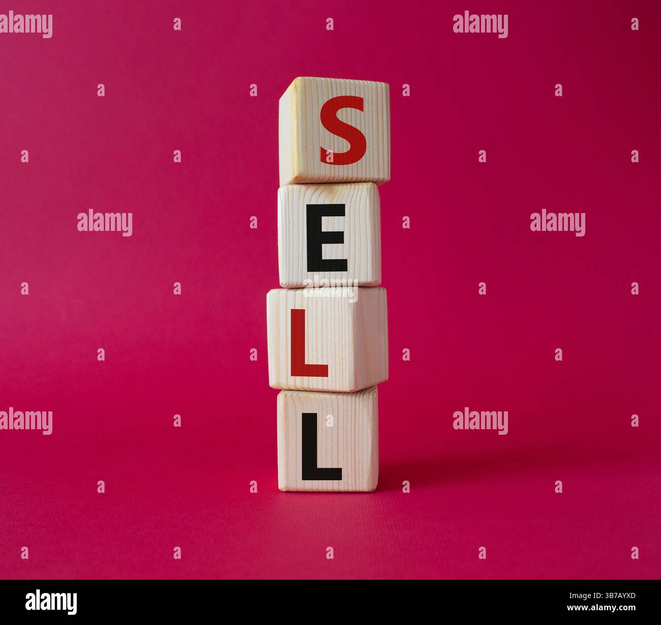 Simbolo di vendita. Concept Word sell su cubi di legno. Bellissimo sfondo rosso. Concetto di business e vendita. Copia spazio. Foto Stock