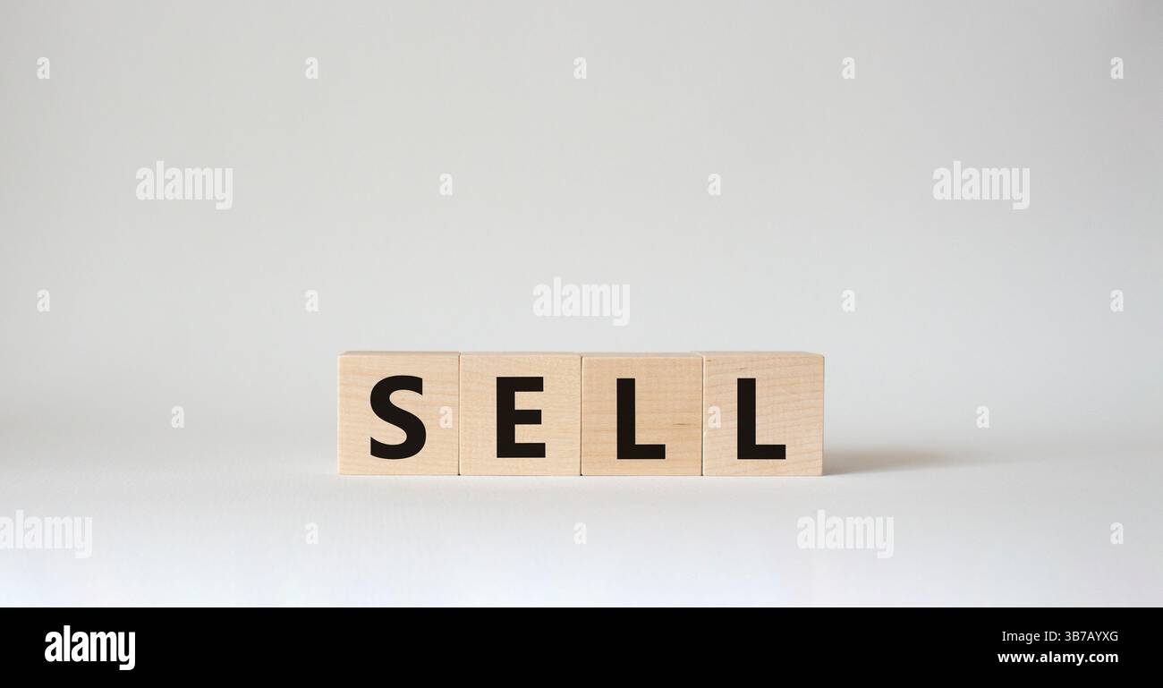 Simbolo di vendita. Concept Word sell su cubi di legno. Splendido sfondo bianco. Concetto di business e vendita. Copia spazio. Foto Stock