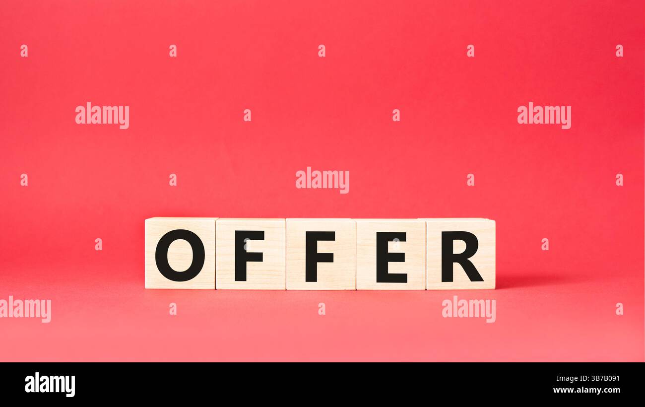Simbolo dell'offerta. Cubi di legno con offerta di parola. Bellissimo sfondo rosso. Concetto di offerta. Copia spazio. Foto Stock