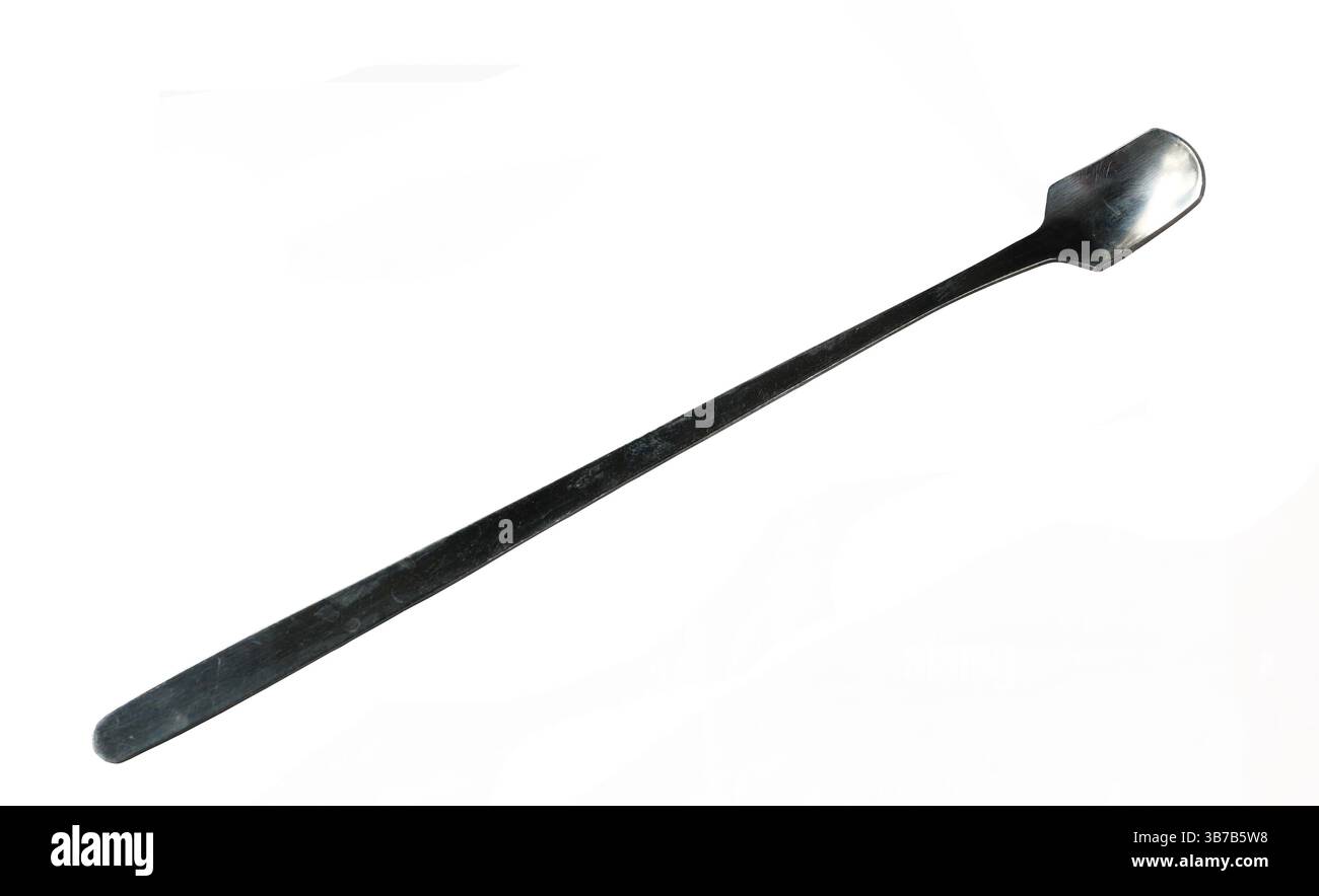 Il cucchiaio di caffè in acciaio inox è isolato su sfondo bianco, cucchiai a stelo lungo per mescolare la bevanda Foto Stock
