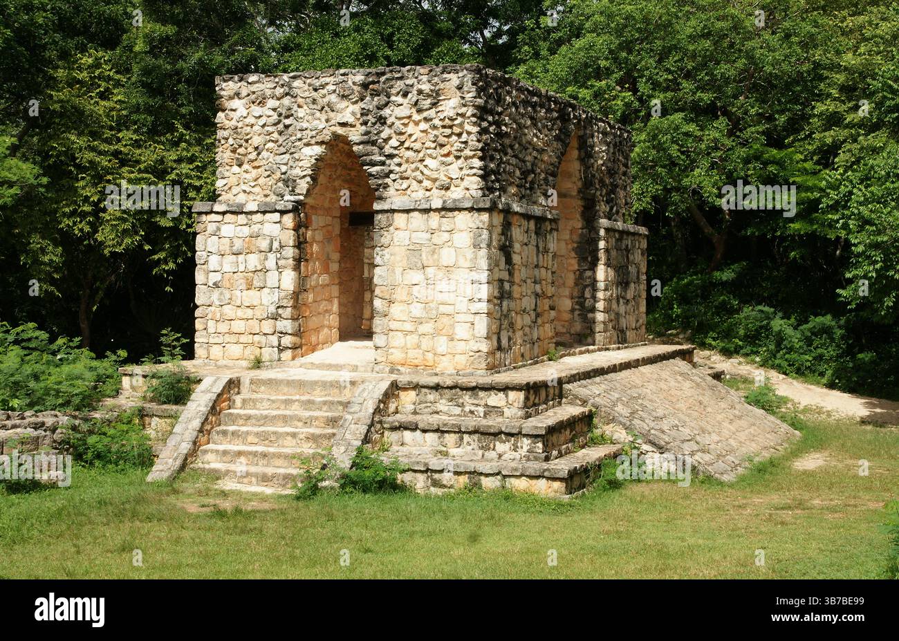 Messico. Yucatan. EK Balam. Struttura 18 (arco d'ingresso). Periodo tardo classico (550 -830 d.C.) Foto Stock