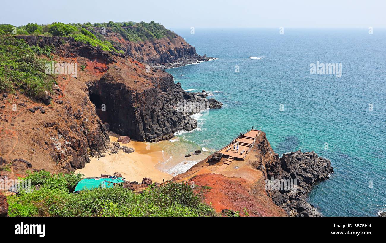 Vista della scogliera rocciosa e punto del tramonto a Devghali, Kaseli Beach, Ratnagiri, Maharashtra, India. Foto Stock