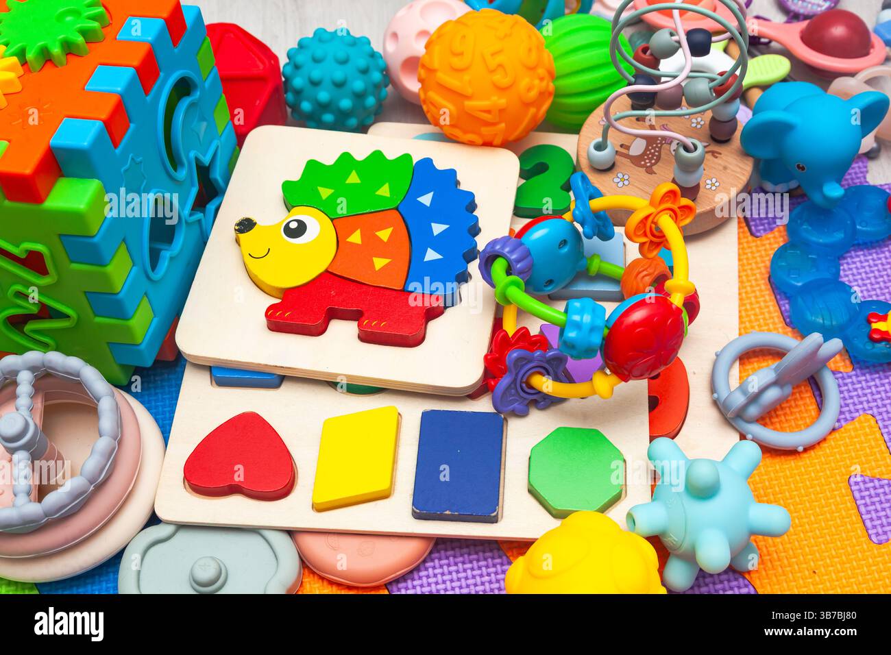 Giocattoli educativi per bambini su un tappetino da gioco. Foto Stock