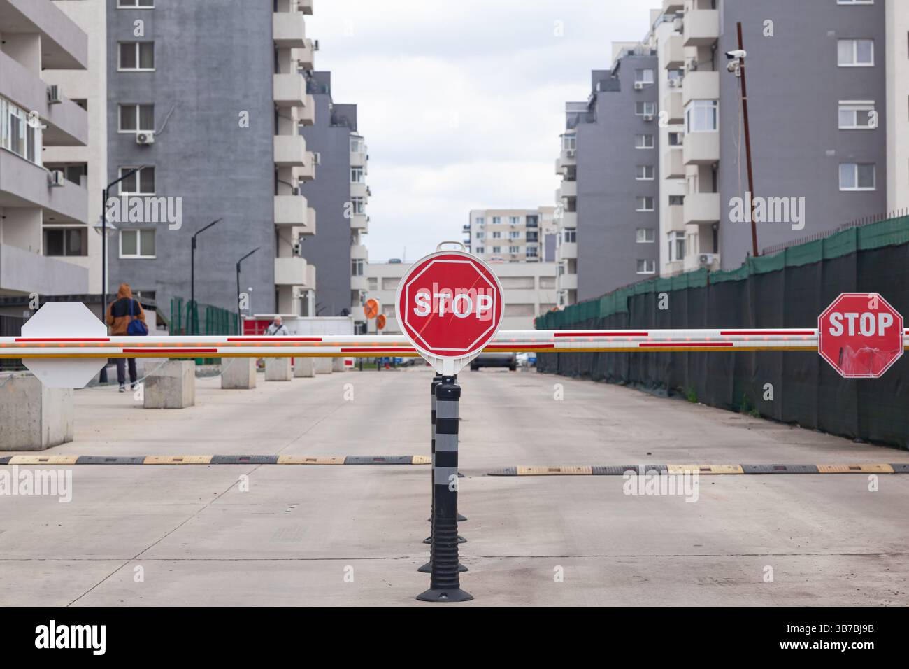Accesso stradale privato chiuso con segnali di stop e. Foto Stock