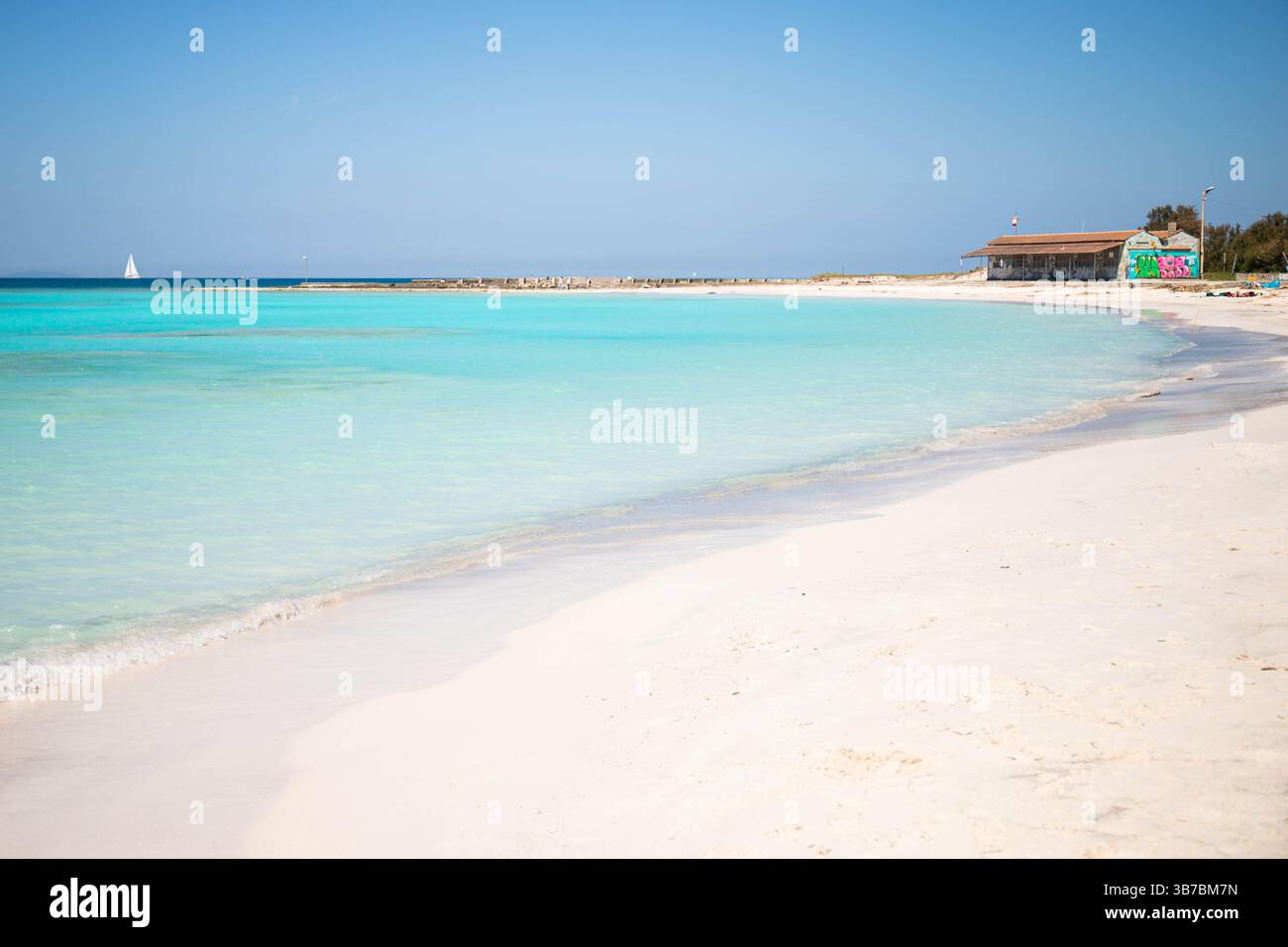 La spiaggia bianca di Rosignano Solvay, Toscana. I colori brillanti sono dovuti allo scarico del carbonato di sodio dalla vicina industria chimica. Foto Stock
