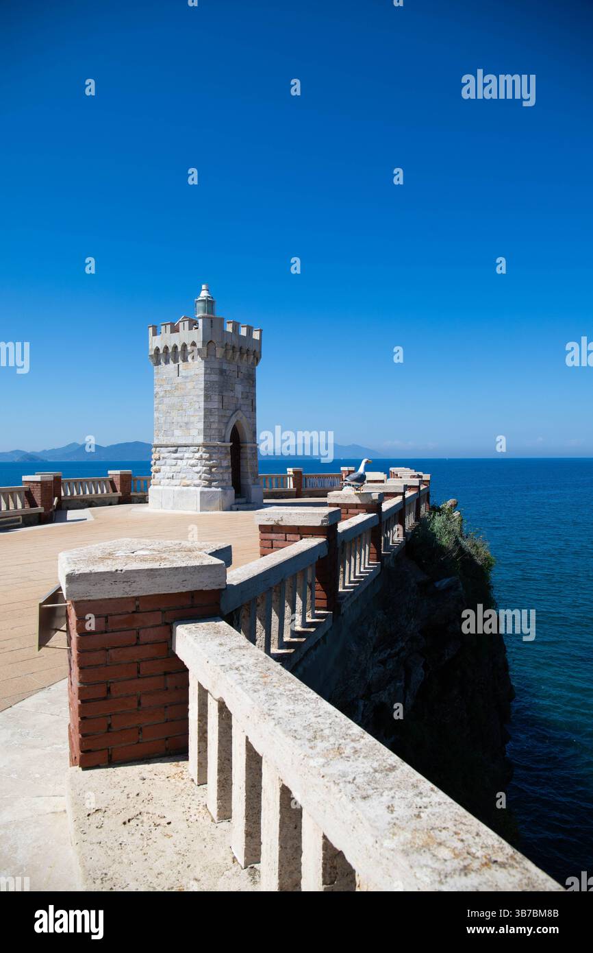 Il faro di Piombino, noto anche come faro di Rocchetta, è un faro marittimo del canale di Piombino situato in Piazza Bovio. Foto Stock