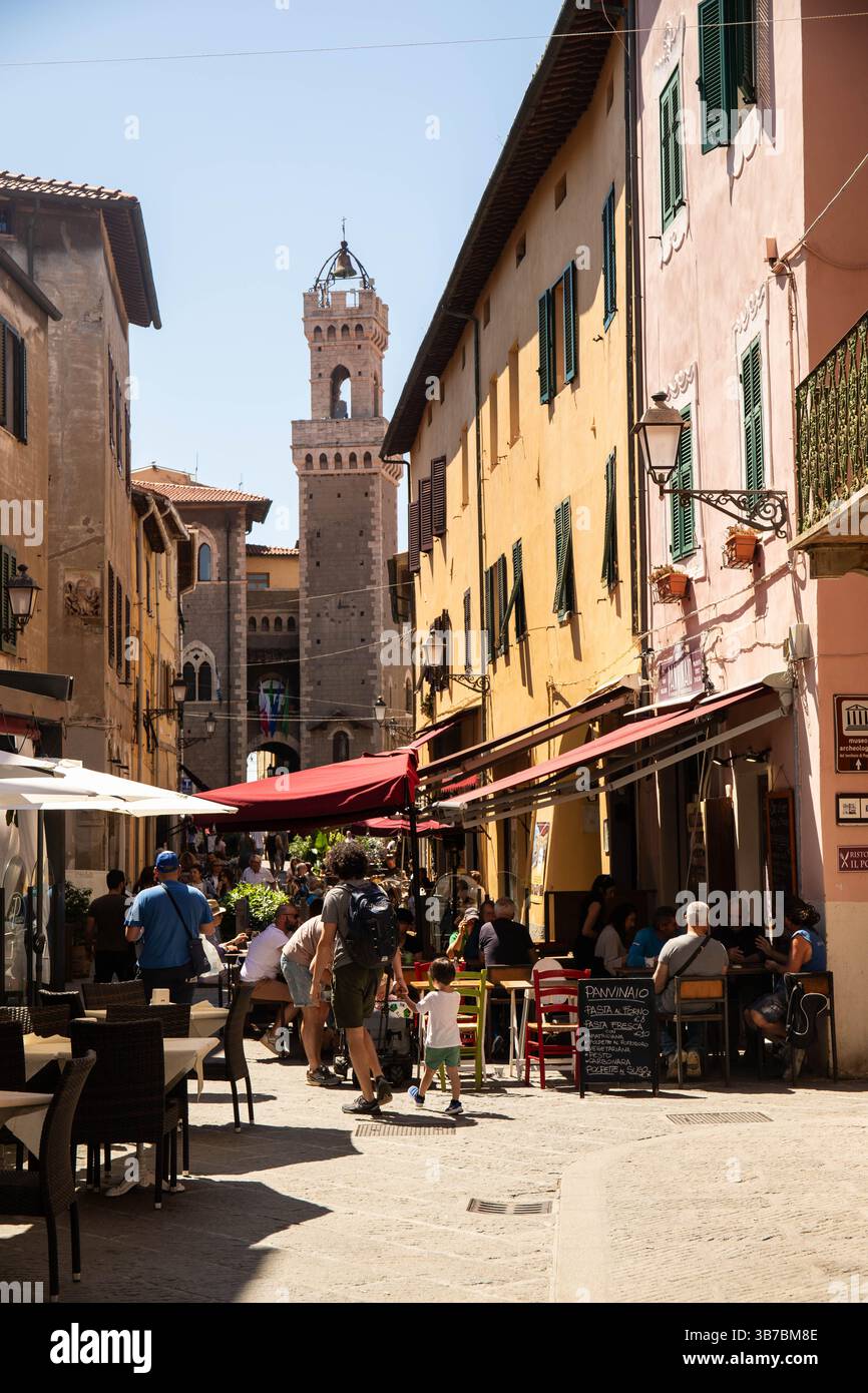 La via principale del centro di Piombino, Toscana, Italia. Foto Stock