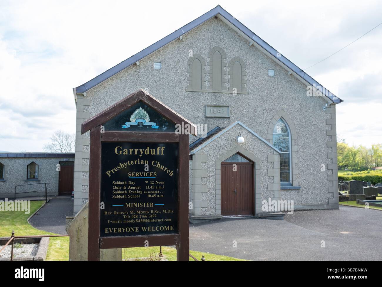 Ballymoney, Irlanda del Nord - 5 maggio 2025: Chiesa presbiteriana di Garryduff, luogo di riposo finale delle leggende motociclistiche Joey Dunlop e Robert Dunlop Foto Stock Ballymoney, Irlanda del Nord - 5 maggio 2025: Chiesa presbiteriana di Garryduff, luogo di riposo finale delle leggende motociclistiche Joey Dunlop e Robert Dunlop Foto Stock