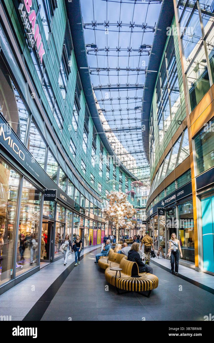 Centro commerciale Petersbogen a Lipsia, Sassonia, Germania, il passaggio moderno ed elegante ospita negozi, un cinema multisala a otto schermi e Foto Stock Centro commerciale Petersbogen a Lipsia, Sassonia, Germania, il passaggio moderno ed elegante ospita negozi, un cinema multisala a otto schermi e Foto Stock