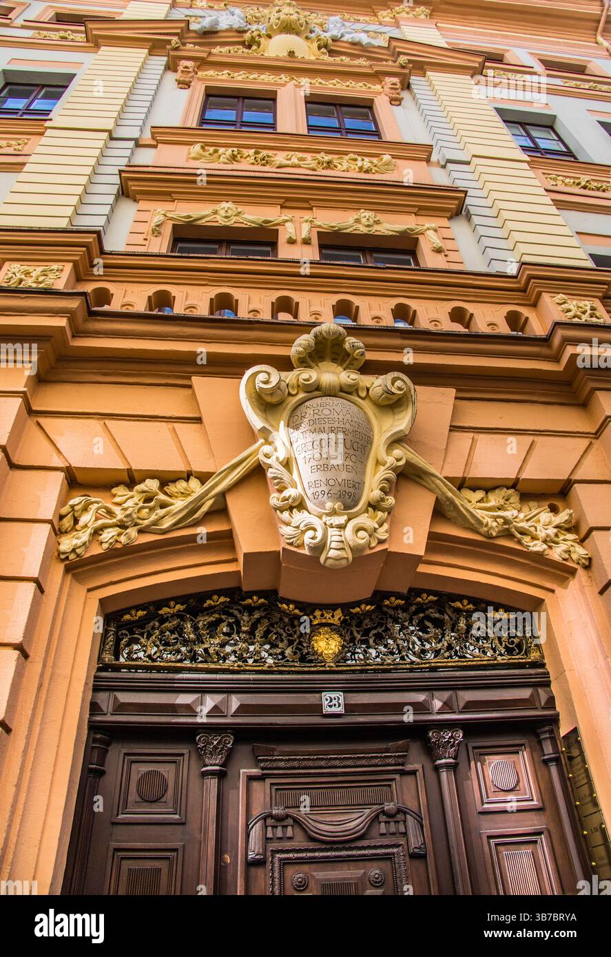 Portale ad arco sulla facciata orientale dello storico Romanushaus del XVIII secolo, un palazzo barocco nel centro di Lipsia, Sassonia, Germania Foto Stock