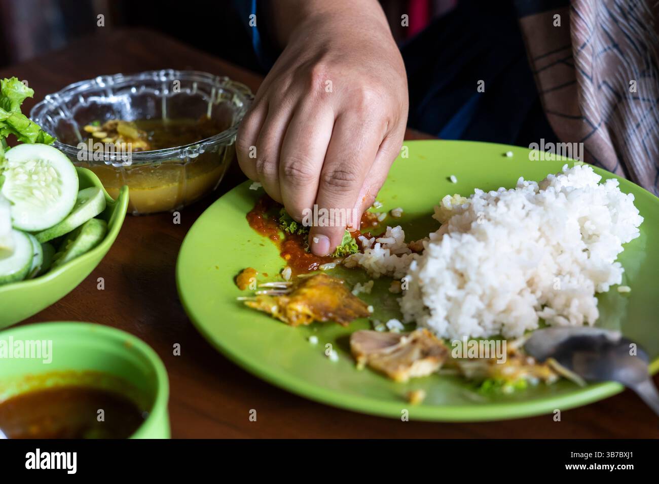 la gente mangia del riso completo. La gente mangia cibo sundanese Foto Stock