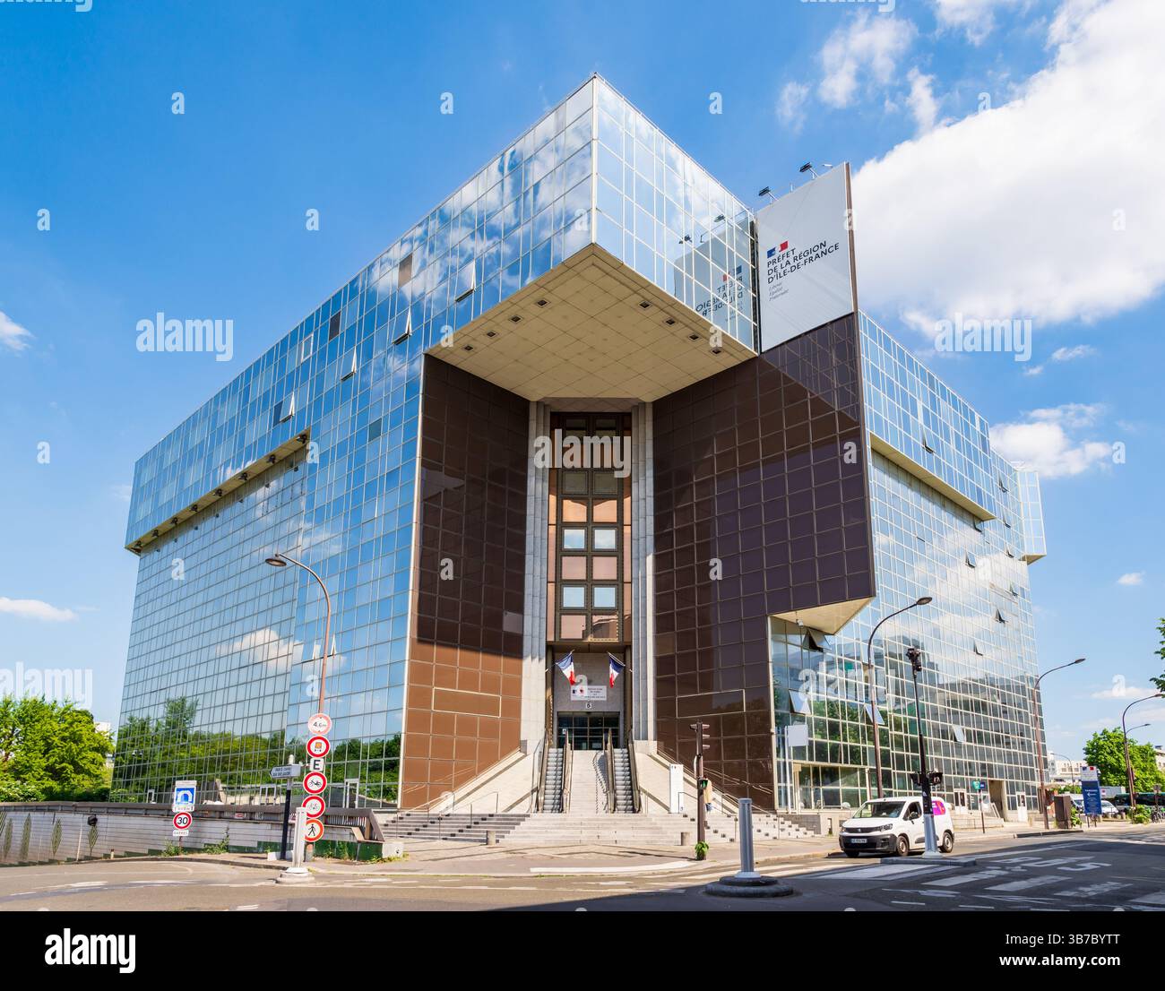 Sede della prefettura di Parigi e della regione dell'Ile de France a Parigi, in Francia, ospitato nell'edificio "le Ponant". Foto Stock