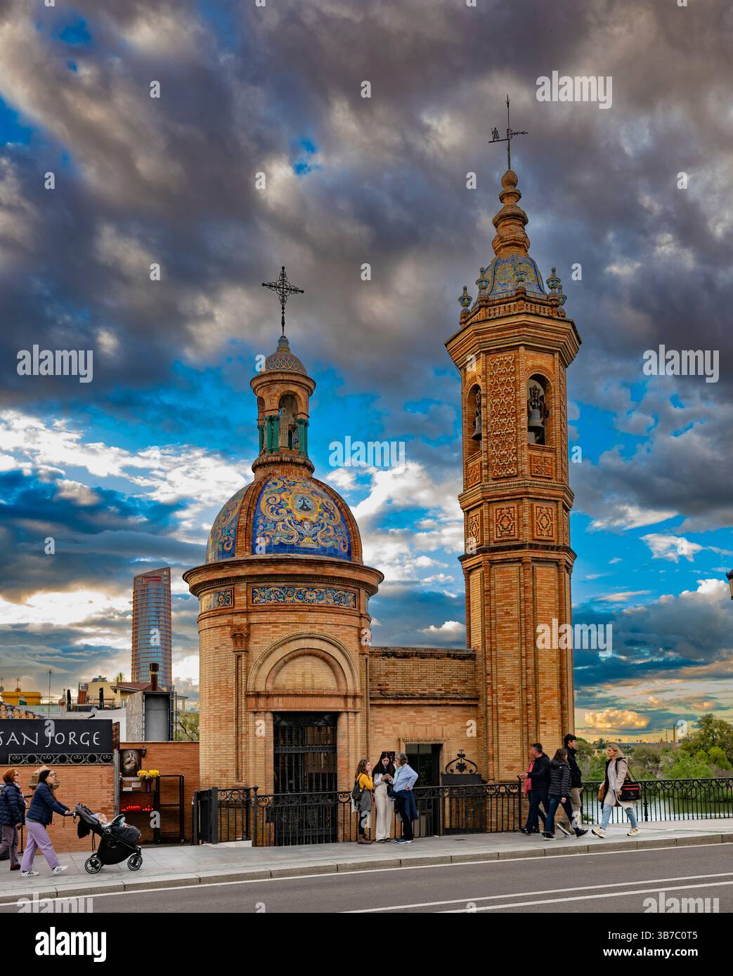 Capilla de la Virgen del Carmen, meglio conosciuta come la Capillita, è una piccola cappella sul ponte Triana, Siviglia, Andalusia, Spagna Foto Stock Capilla de la Virgen del Carmen, meglio conosciuta come la Capillita, è una piccola cappella sul ponte Triana, Siviglia, Andalusia, Spagna Foto Stock