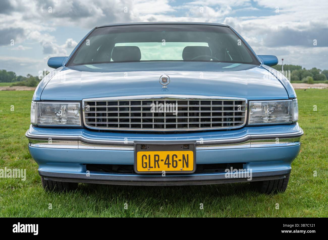 Tiel, Paesi Bassi, 04.05.2025, Vista frontale della classica auto di lusso Cadillac Sedan DeVille di settima generazione a Betuwse Fruitrit Foto Stock