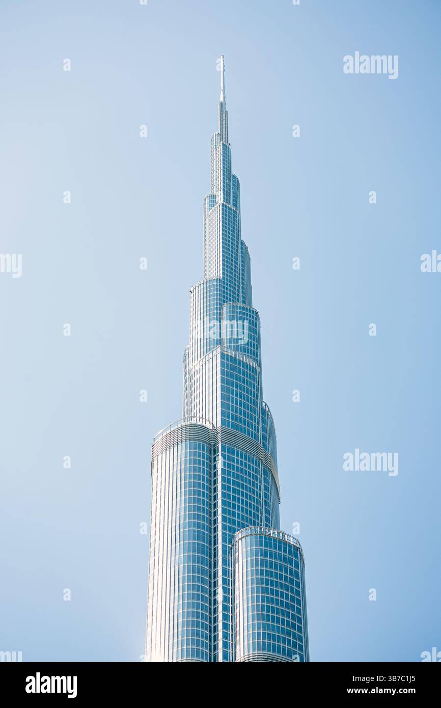 Il Burj Khalifa è un grattacielo alto con un'altezza di 828 metri a Dubai, Emirati Arabi Uniti, l'edificio più alto e multipiano del mondo, nonché la struttura più alta. Dubai, Emirati Arabi Uniti - 1 novembre 2023 Foto Stock