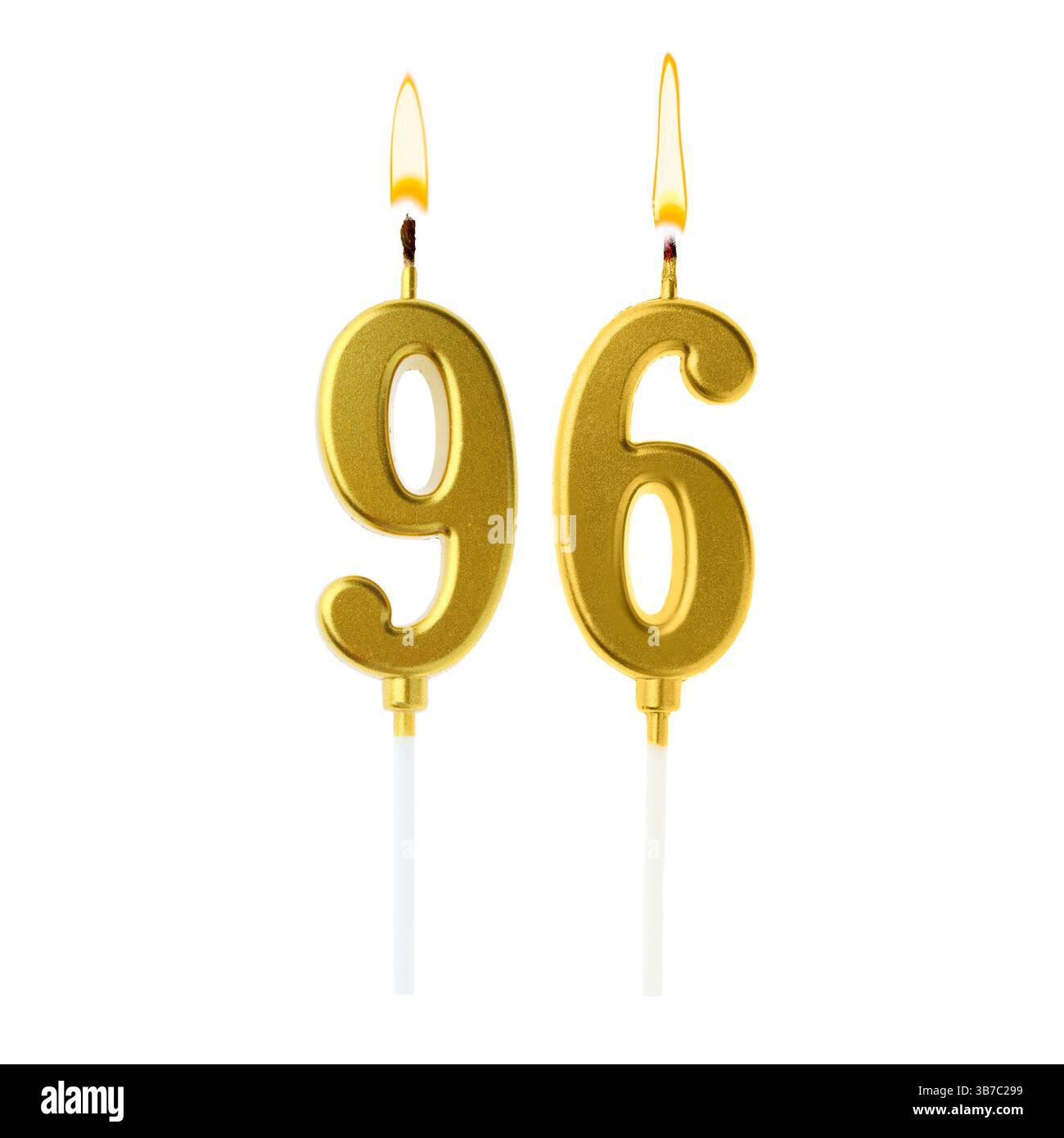 Bruciare candele dorate che compongono il numero 96 su sfondo bianco. Decorazioni festive per il compleanno o altre date speciali Foto Stock