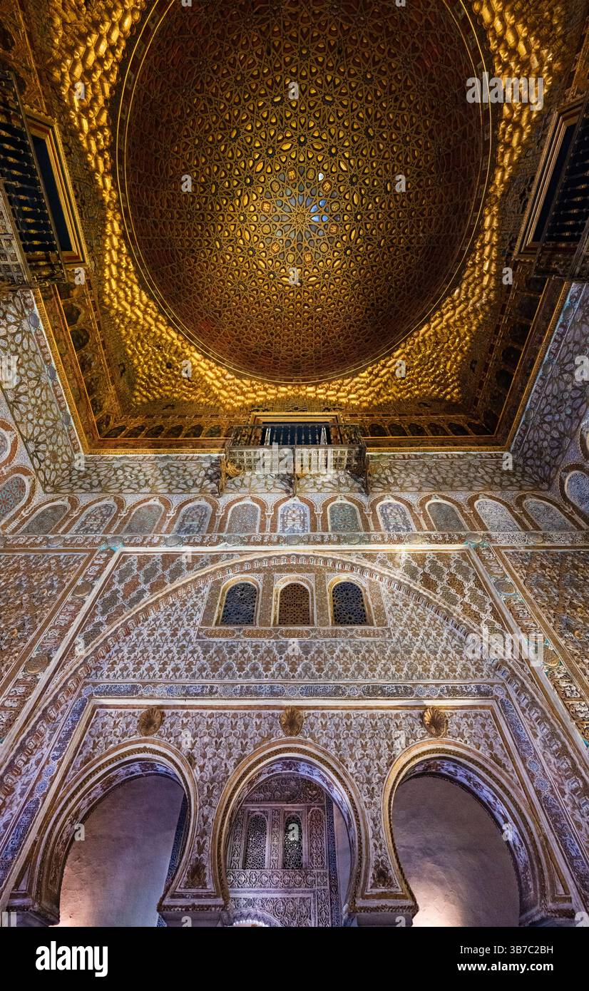 Soffitto in stile moresco presso la sala degli ambasciatori del palazzo reale del Real Alcazar, Siviglia, Spagna Foto Stock