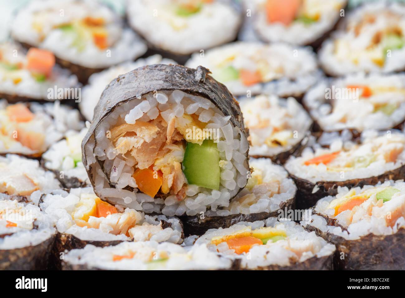 Vista ravvicinata della gimbap (kimbap). Piatto tradizionale coreano Foto Stock