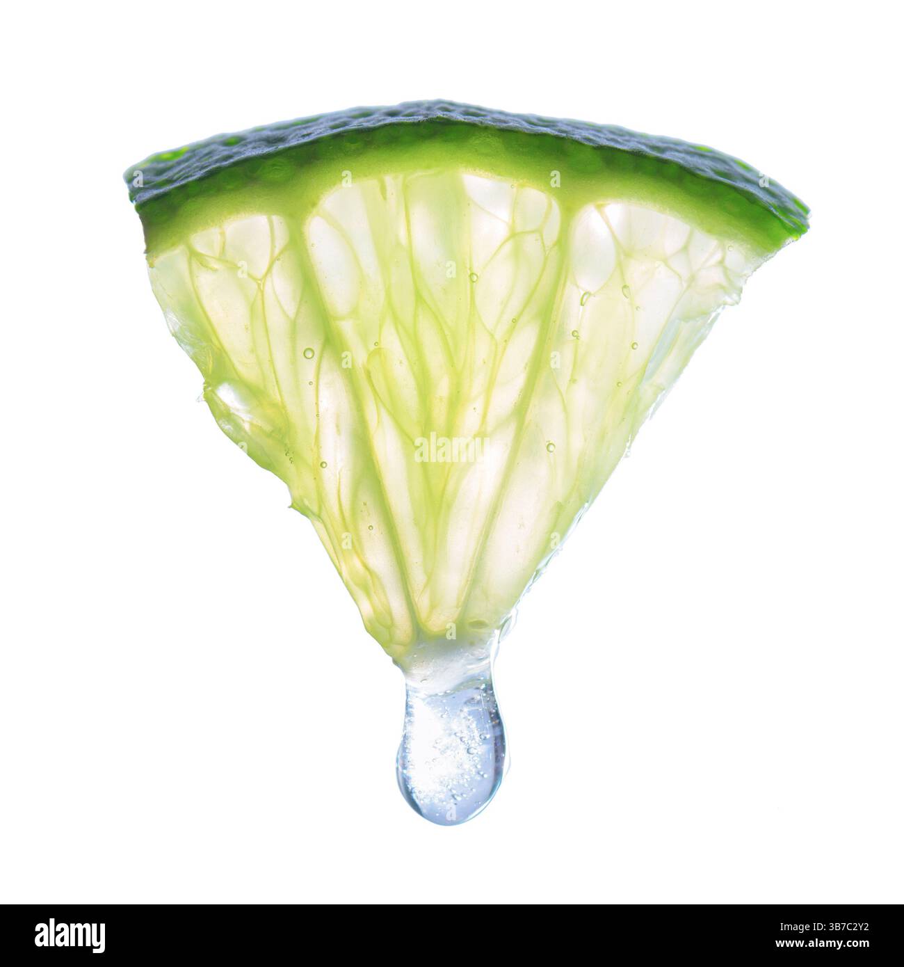 Pezzo isolato di calce. Goccia di succo che scorre verso il basso Foto Stock