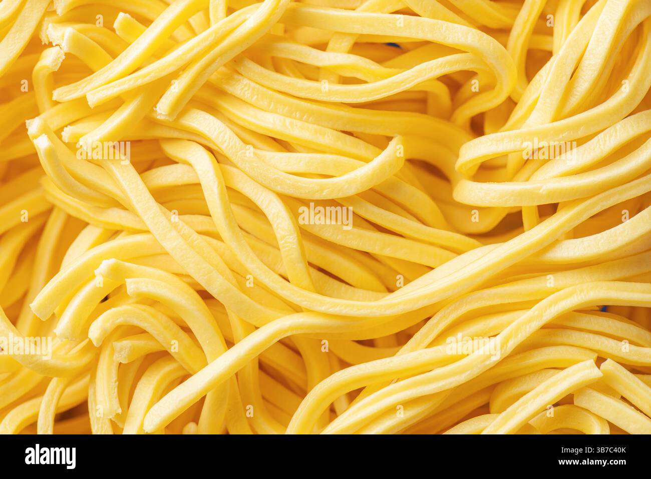 Spaghetti all'uovo a base di uova e farina di grano. Scatto macro Foto Stock