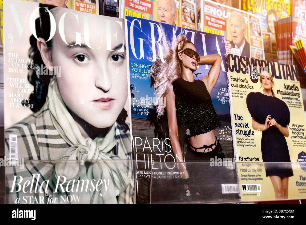 Bella Ramsey, Paris Hilton e la comica Amelia Dimoldenberg. Le celebrità abbelliscono la copertina delle riviste di bellezza e stile femminile Vogue, Cosmopolitan Foto Stock